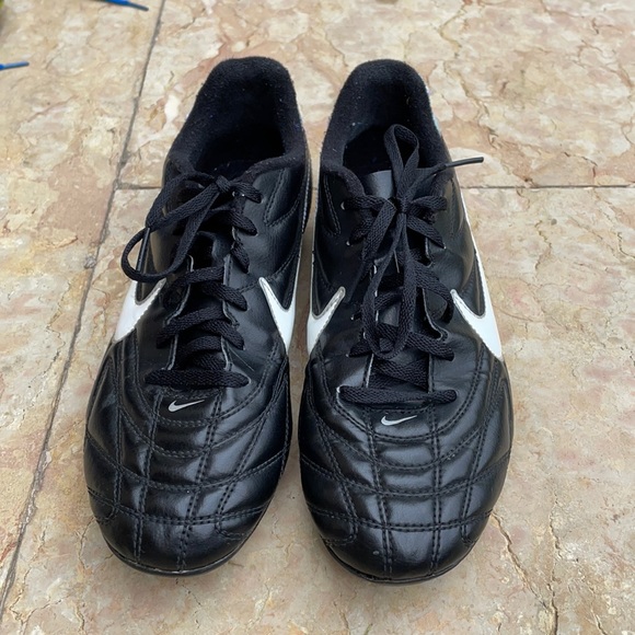 Nike soccer cleats size 6 youth - Picture 2 of 5